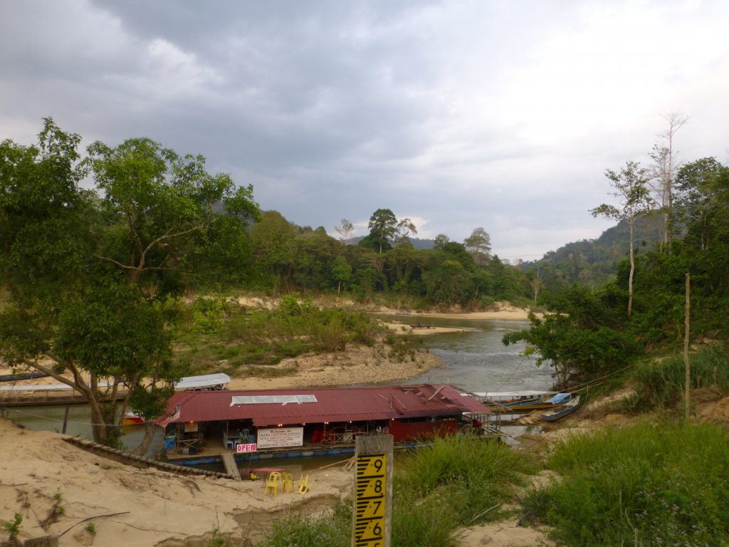 Restaurant op de rivier in de Taman Negara - Maleisië Restaurant op de rivier in de Taman Negara - Maleisië