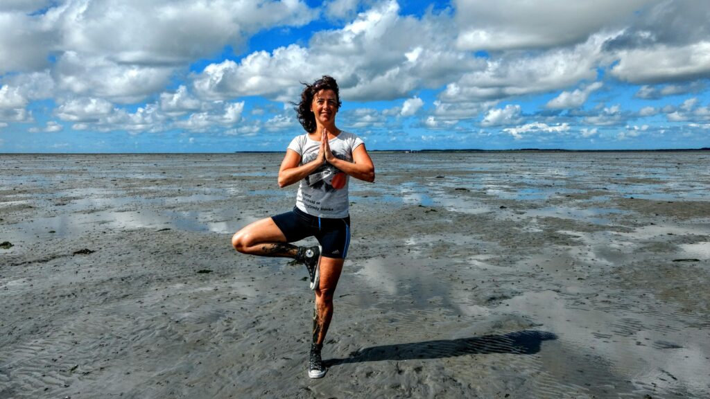 Yoga pose waddenlopen - Nederland