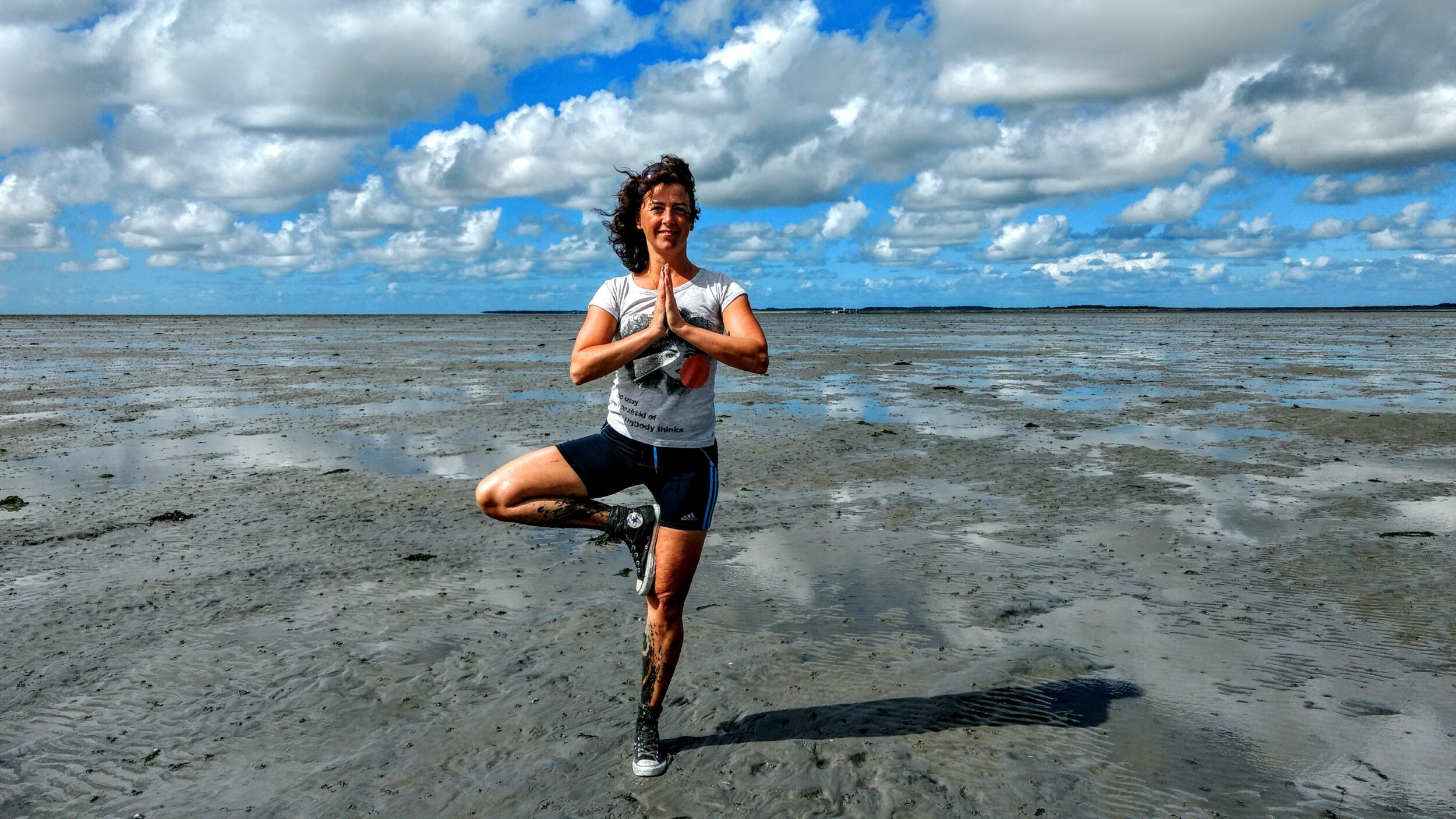 Yoga pose waddenlopen - Nederland