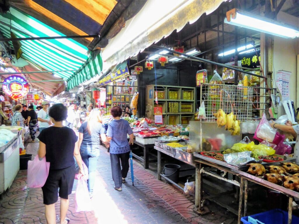 Drukke straten tijdens het ontdekken van Bangkok 