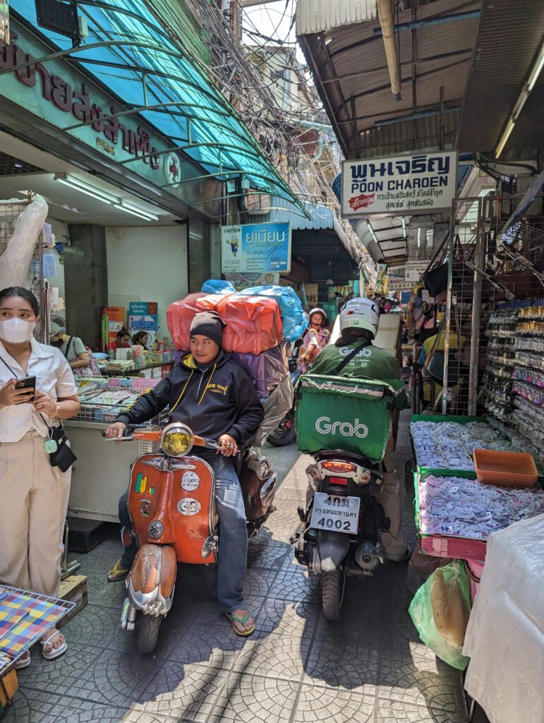 Met de scooter kom je overal - Bangkok ontdekken Met de scooter kom je overal - Bangkok ontdekken