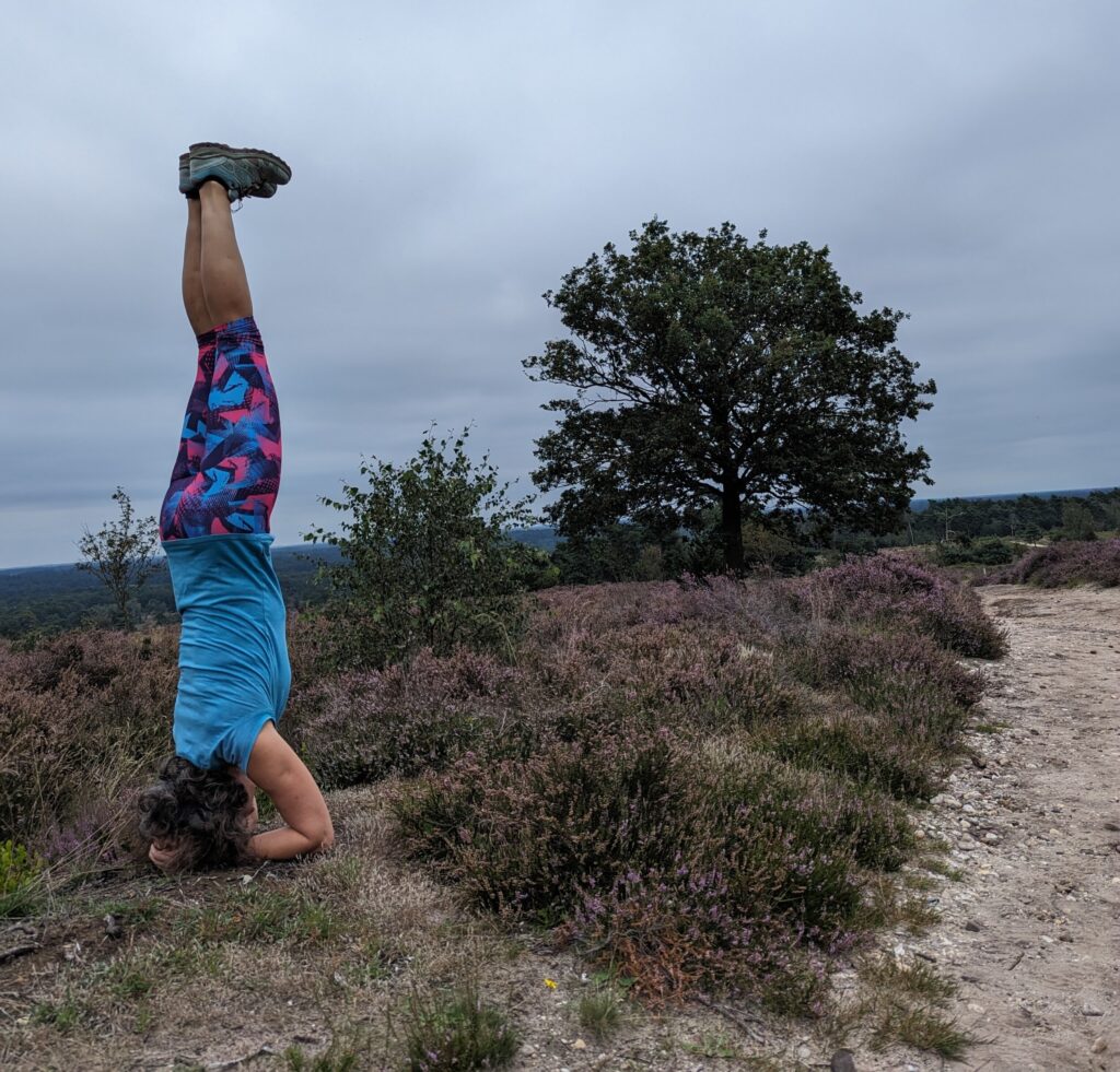 Yogapose - Hoofdstand - op de Archemerberg Yogapose - Hoofdstand - op de Archemerberg