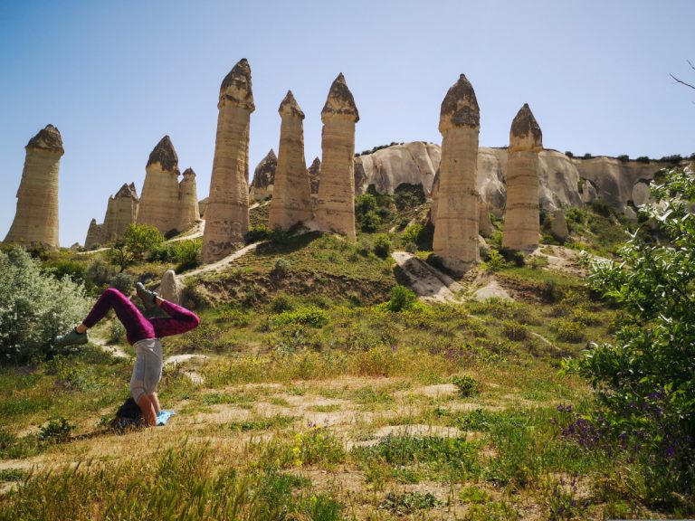 Alleen wandelen in de Love Valley in Turkije Alleen wandelen in de Love Valley in Turkije