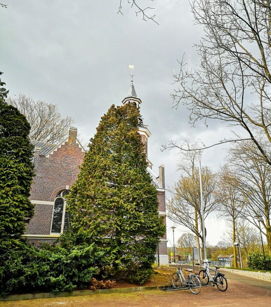 Kerk in Okkenbroek met dreigende luchten