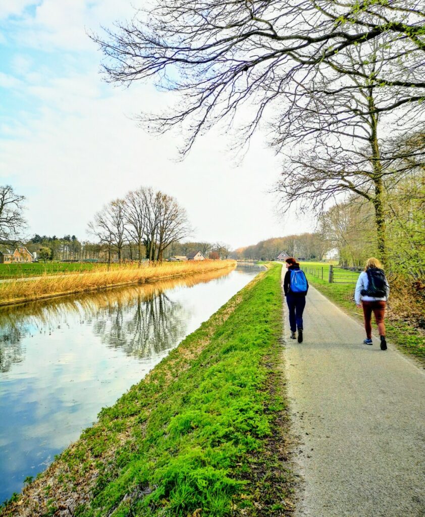 Wandelen langs de Kanaaldijk West op het Marskramerpad