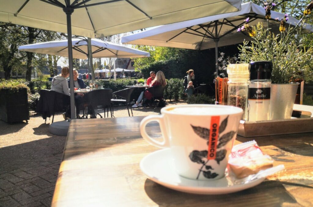 Cappuccino op terras, Kootwijk Cappuccino op terras, Kootwijk