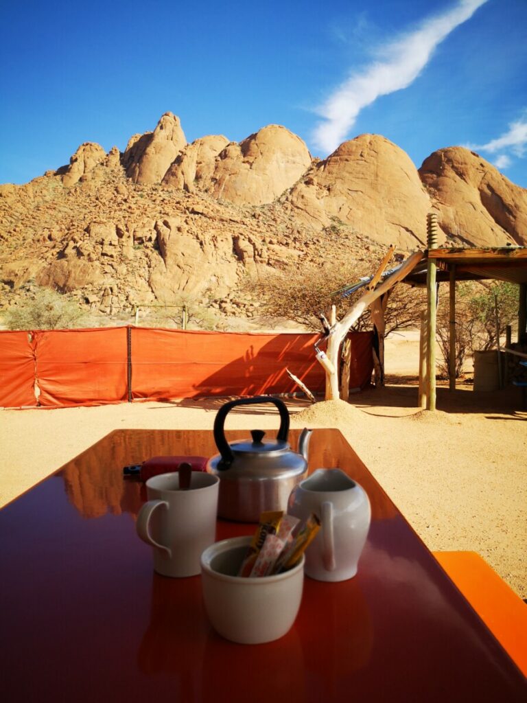Ontbijt bij het restaurant van Spitzkoppe NP Ontbijt bij het restaurant van Spitzkoppe NP
