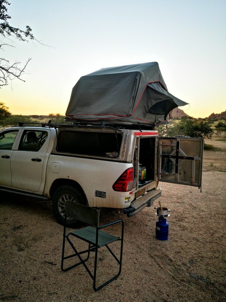 Diner bereiden tijdens de zonsondergang - Kamperen in Spitzkoppe Diner bereiden tijdens de zonsondergang - Kamperen in Spitzkoppe