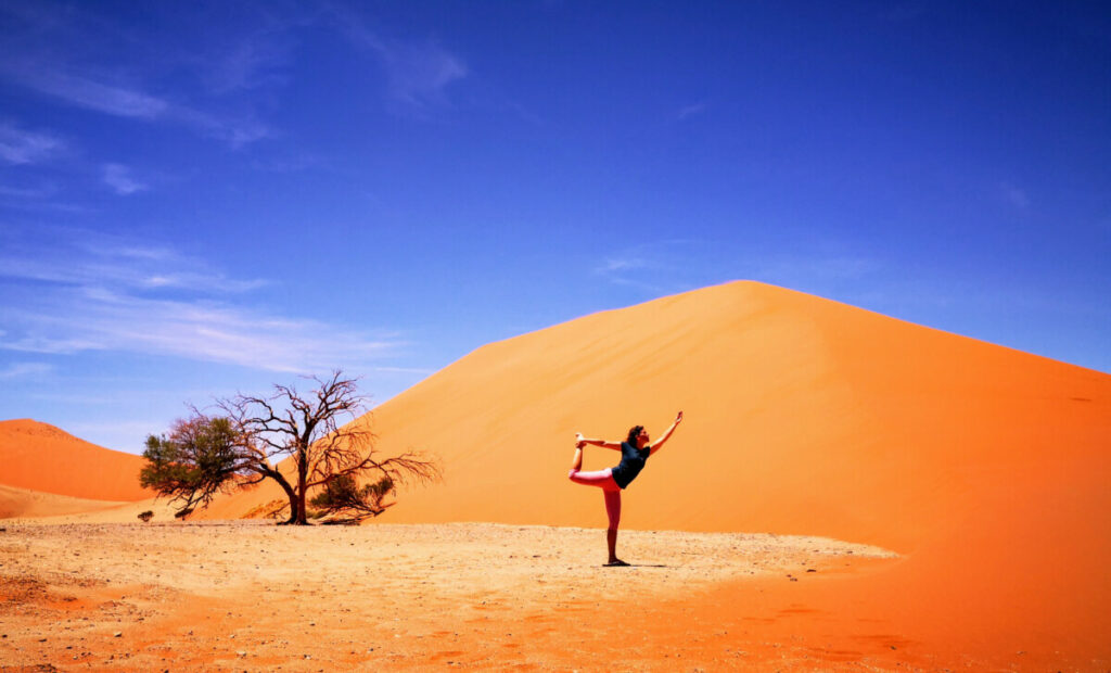 Yoga Pose bij Dune 45 in de Sossusvlei - Namibië