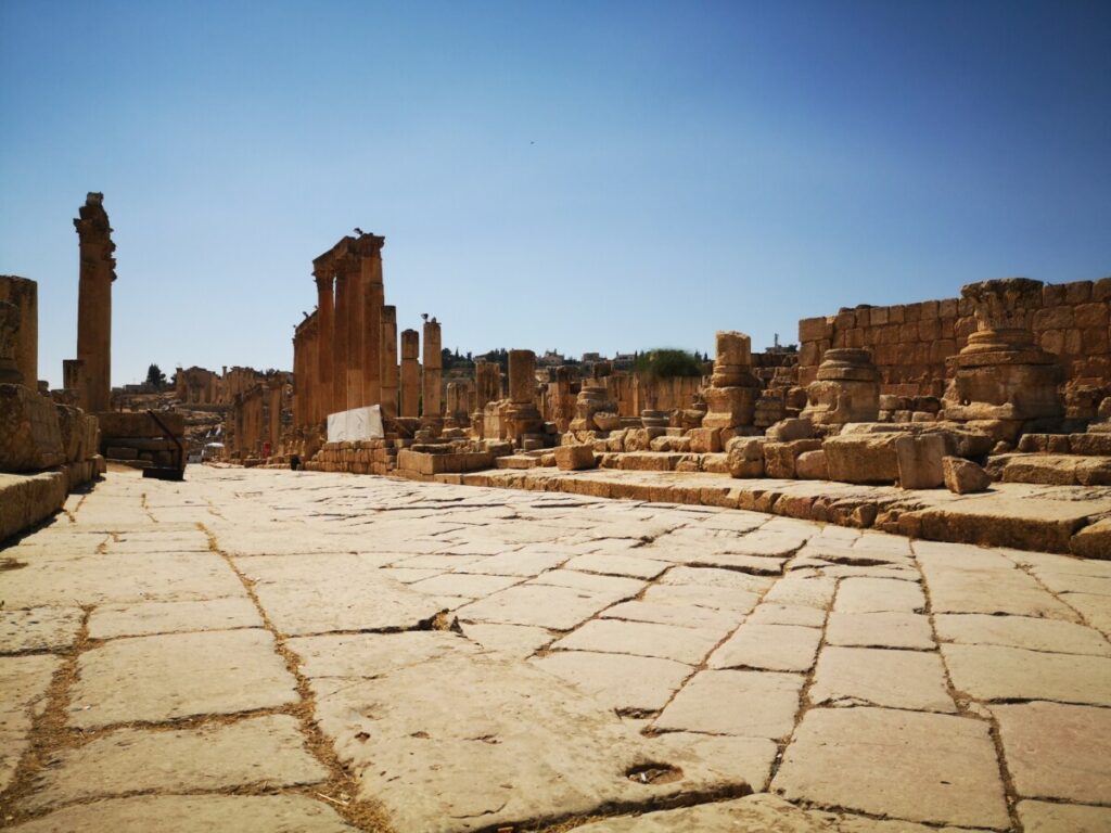 Hoofdstraat in de ruïnes van Jerash - Cardo Hoofdstraat in de ruïnes van Jerash - Cardo