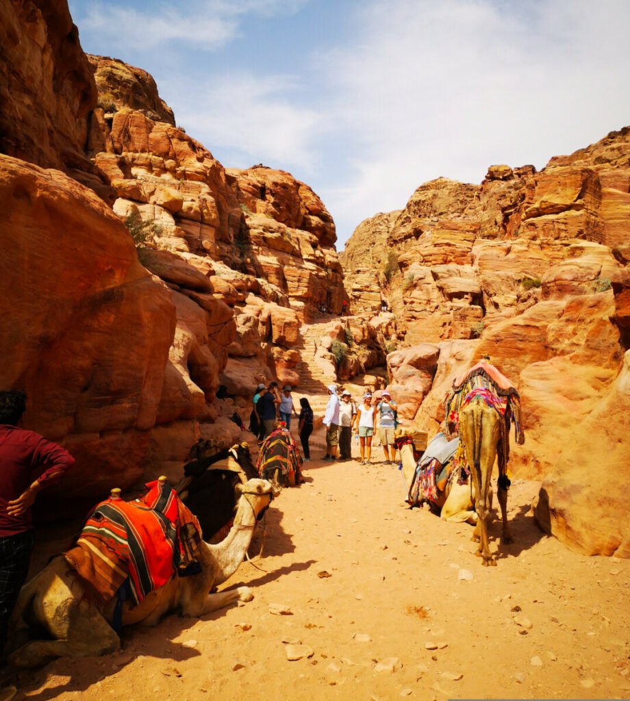 Onderweg naar de Monastery - Petra, Jordanie Onderweg naar de Monastery - Petra, Jordanie