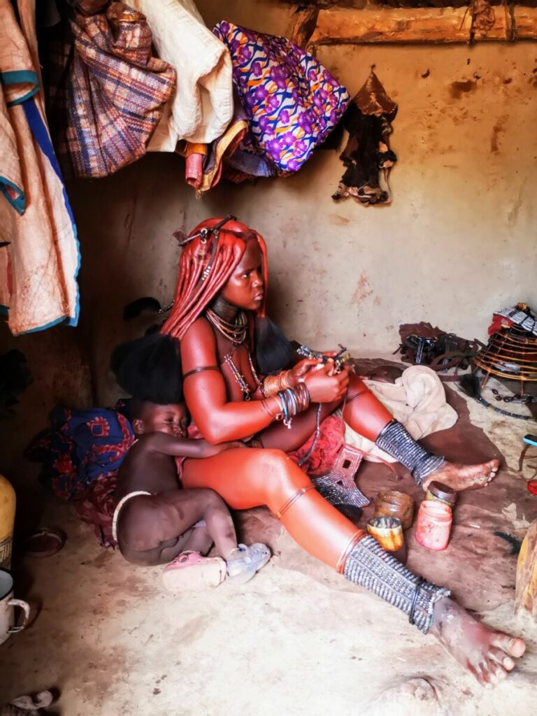 Himba Vrouw maakt zich klaar voor de Dag - De Himba Bezoeken Himba Vrouw maakt zich klaar voor de Dag - De Himba Bezoeken