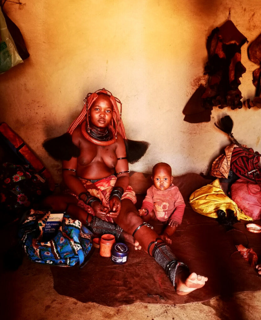 De himba bezoeken nabij Opuwo - Namibie De himba bezoeken nabij Opuwo - Namibie