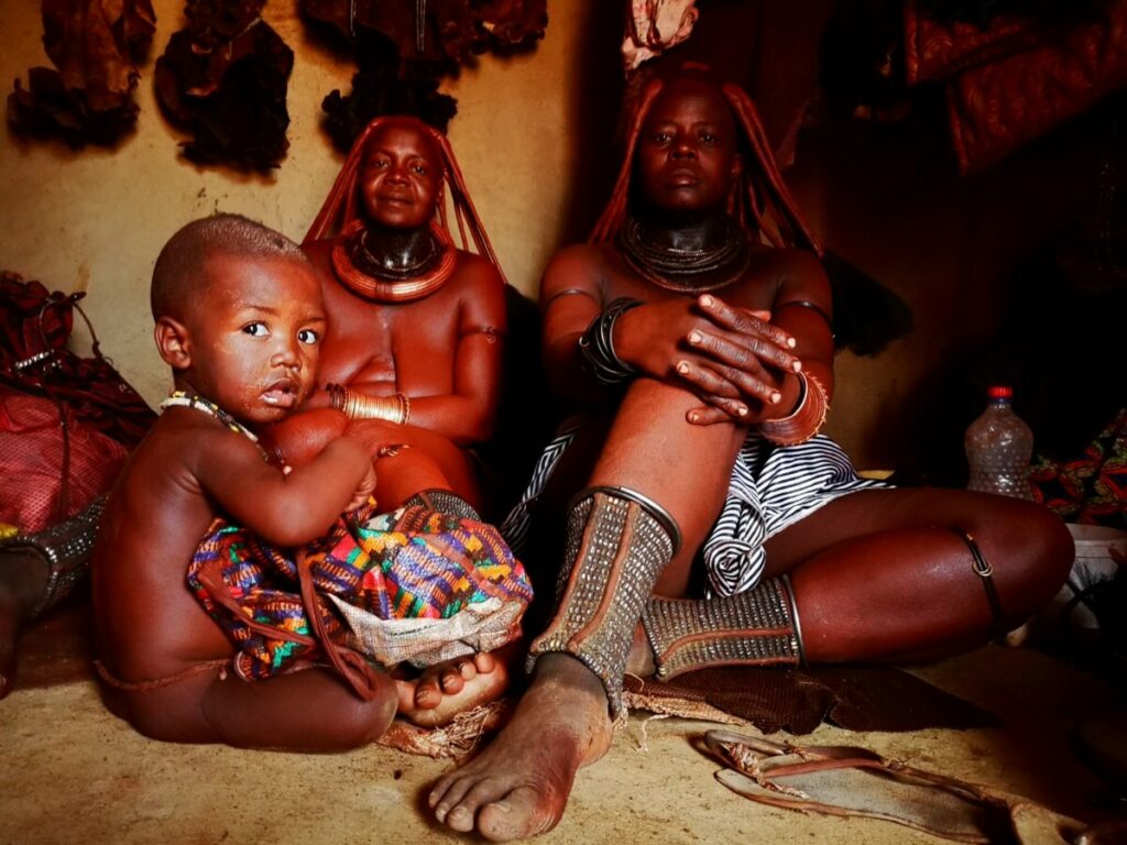 Himba Vrouw maakt zich klaar voor de Dag - De Himba Bezoeken Himba Vrouw maakt zich klaar voor de Dag - De Himba Bezoeken