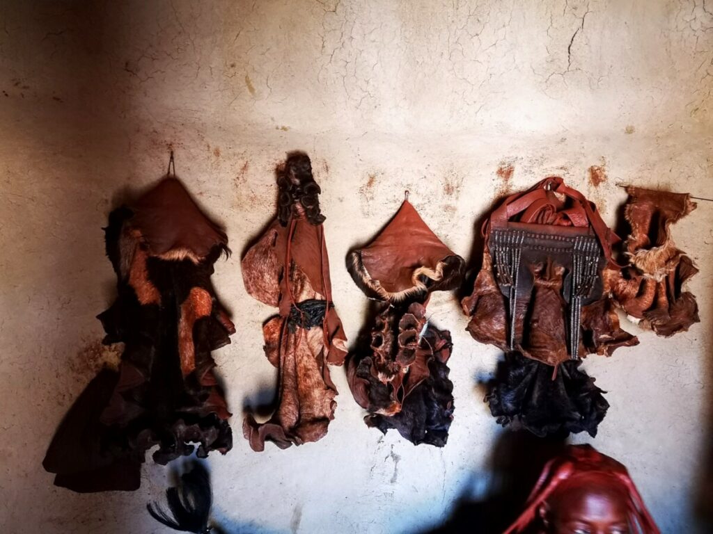 Huiden die als kleding dienen - Himba bezoeken Huiden die als kleding dienen - Himba bezoeken