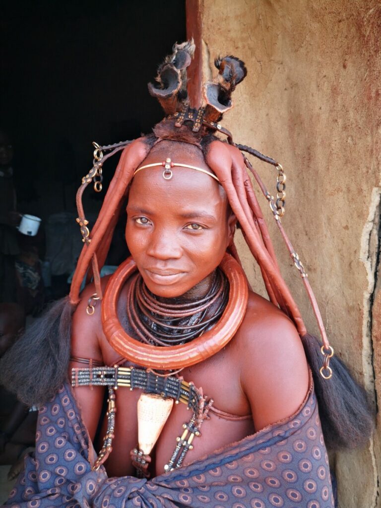 Het kapsel van een Himba vrouw is indrukwekkend - Opuwo, Namibië Het kapsel van een Himba vrouw is indrukwekkend - Opuwo, Namibië
