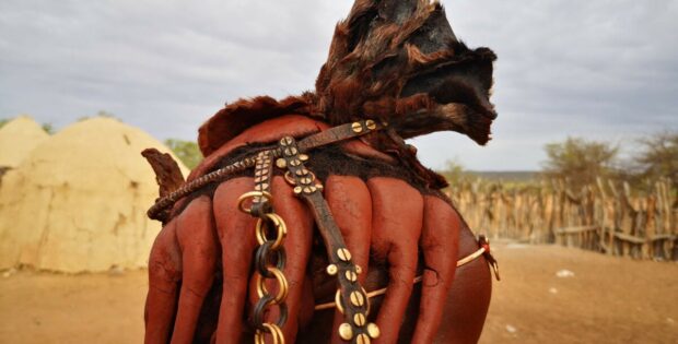 Het kapsel van een Himba vrouw is indrukwekkend - Opuwo, Namibië