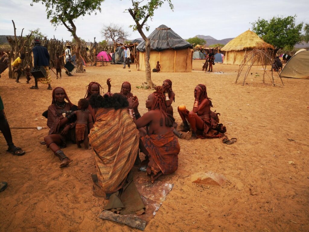 Binnen in de kraal - Himba bezoeken Binnen in de kraal - Himba bezoeken