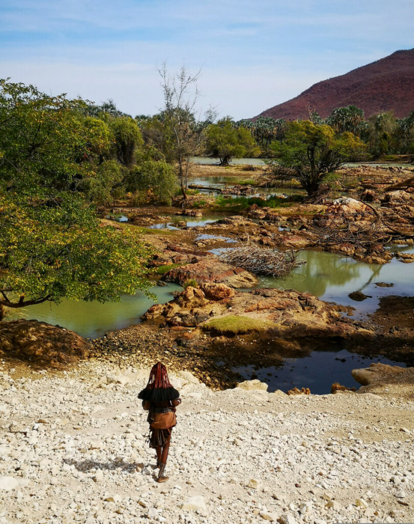 Vrouwen die vissen in de Kunene Rivier - Namibie Vrouwen die vissen in de Kunene Rivier - Namibie