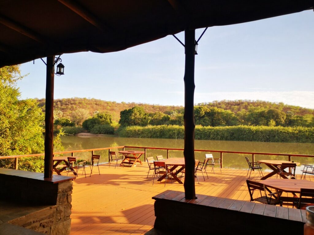 Heerlijke terras van Kunene River Lodge Ruacana Heerlijke terras van Kunene River Lodge Ruacana