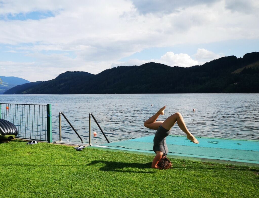 Yoga op het prive strand van hotel Pichler Yoga op het prive strand van hotel Pichler