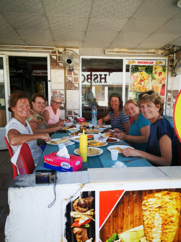 Heerlijke lunch voor de wandeling in de Wadi Shab