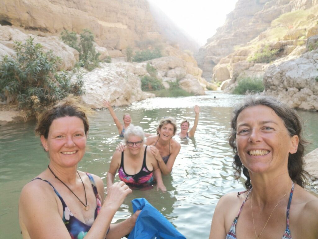 Zwemmend naar het eindpunt van de Wadi Shab Zwemmend naar het eindpunt van de Wadi Shab