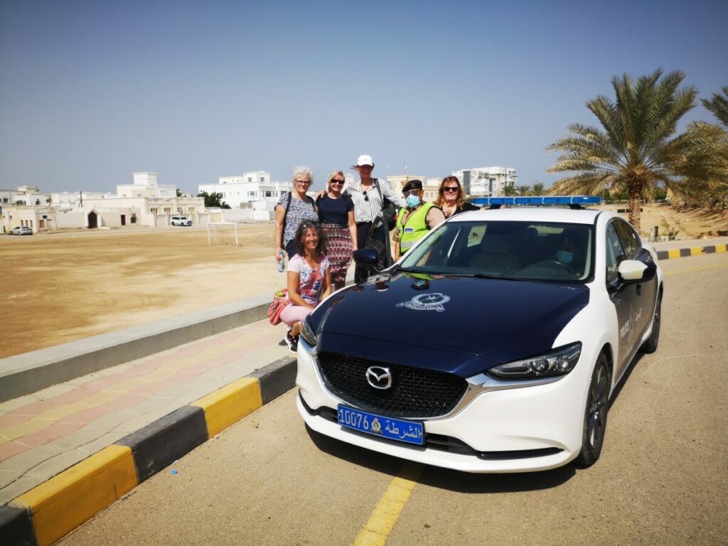 Groepsfoto met de politie in Oman