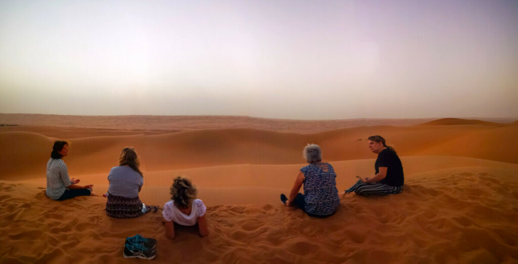 Genieten van de zonsondergang - Sharqiya Sands / Wahiba Sands - Oman Genieten van de zonsondergang - Sharqiya Sands / Wahiba Sands - Oman