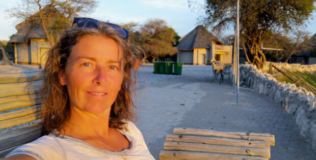 Genieten van de zonsondergang bij de waterplaats van Okaukuejo Etosha NP