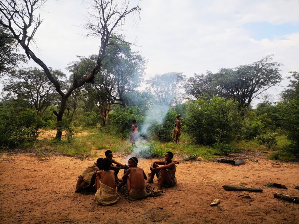 Bushwalk tijdens mijn lokaal verblijf bij de San stam - Grashoek - Namibie