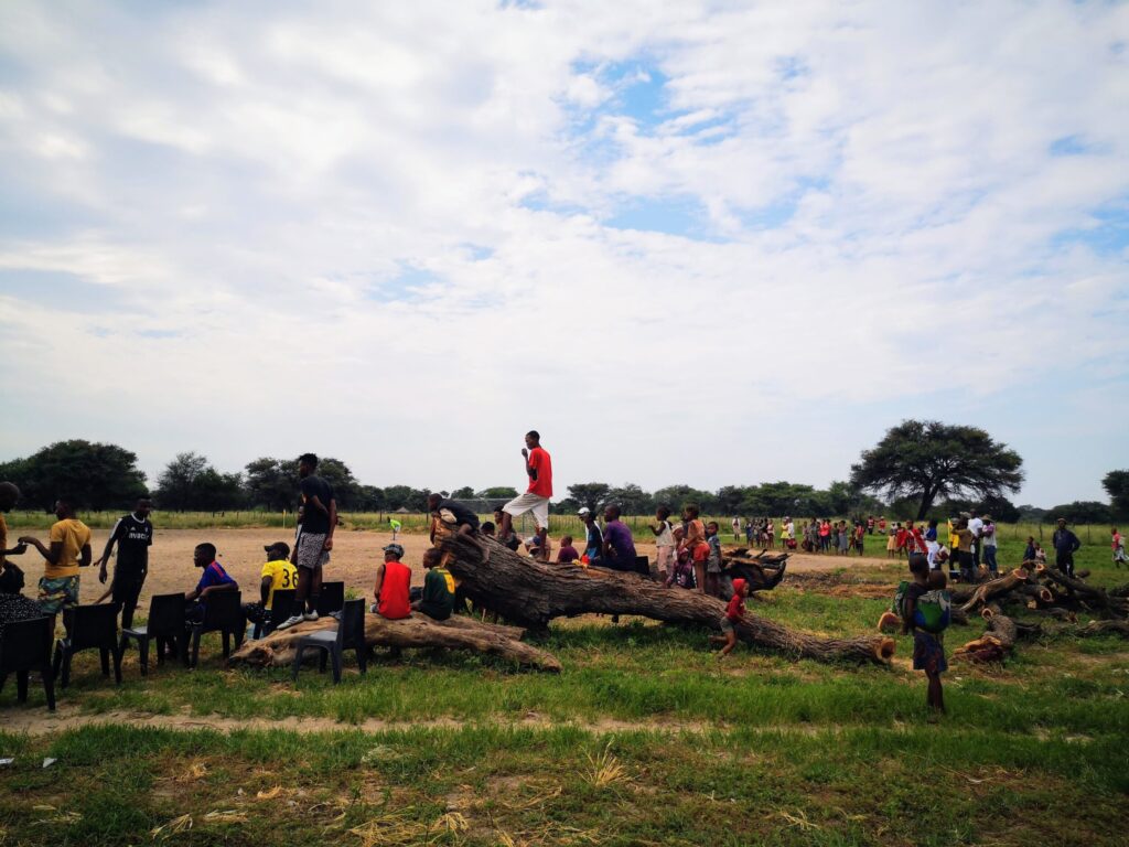 Het voetbalveld van Grashoek - Lokaal verblijf bij de San stam Het voetbalveld van Grashoek - Lokaal verblijf bij de San stam