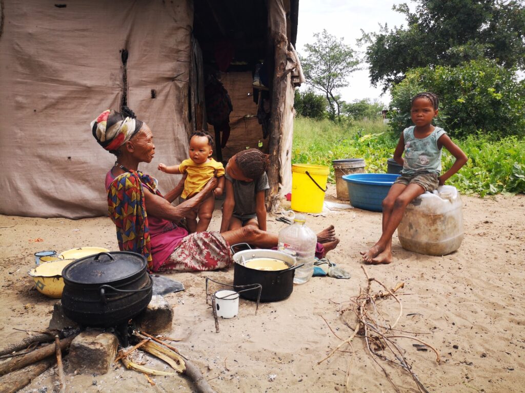 Dorpswandeling bij de Ju/Hoansi-San - lokaal verblijf bij de San stam - Grashoek - Namibie Dorpswandeling bij de Ju/Hoansi-San - lokaal verblijf bij de San stam - Grashoek - Namibie