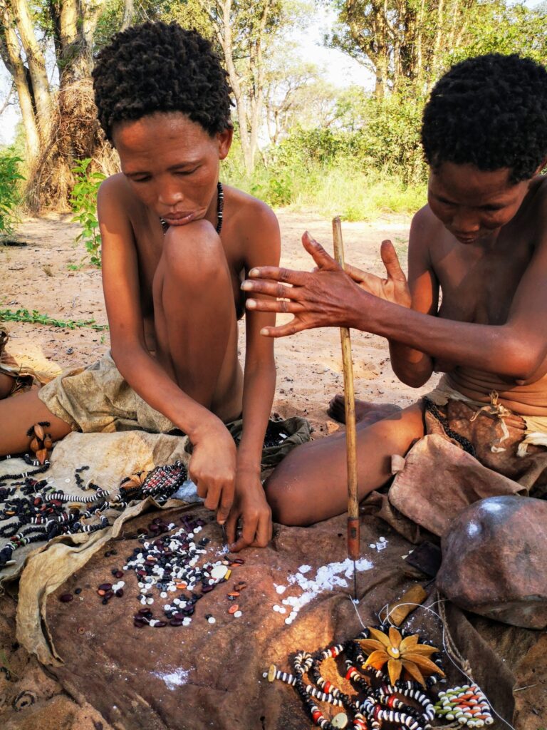 Mijn verblijf bij de San Stam - Sieraden maken bij het Living Museum of the Ju/'Hoansi-San