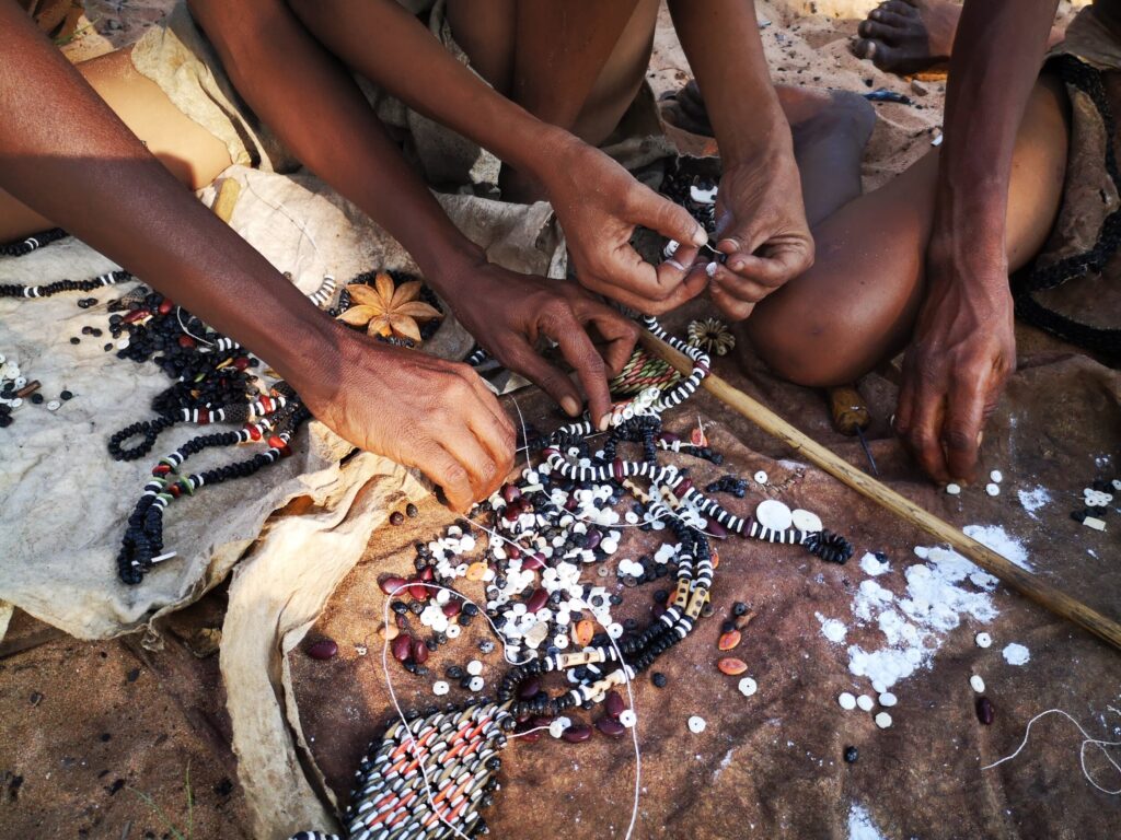 Sieraden maken bij de Ju/Hoansi-San - lokaal verblijf bij de San stam - Grashoek - Namibie Sieraden maken bij de Ju/Hoansi-San - lokaal verblijf bij de San stam - Grashoek - Namibie