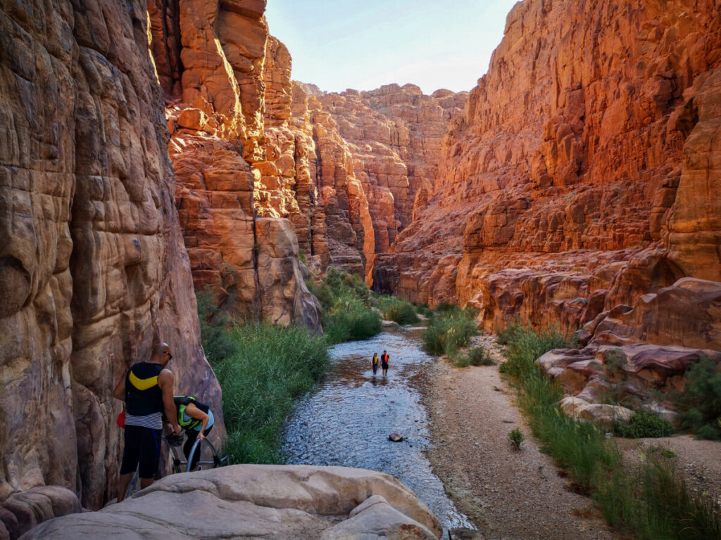 De mooiste wadi van Jordanië - Ga het avontuur aan in de Wadi Mujib De mooiste wadi van Jordanië - Ga het avontuur aan in de Wadi Mujib