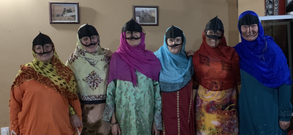 Door een verkleedpartij helemaal in een deuk - Oman Door een verkleedpartij helemaal in een deuk - Oman