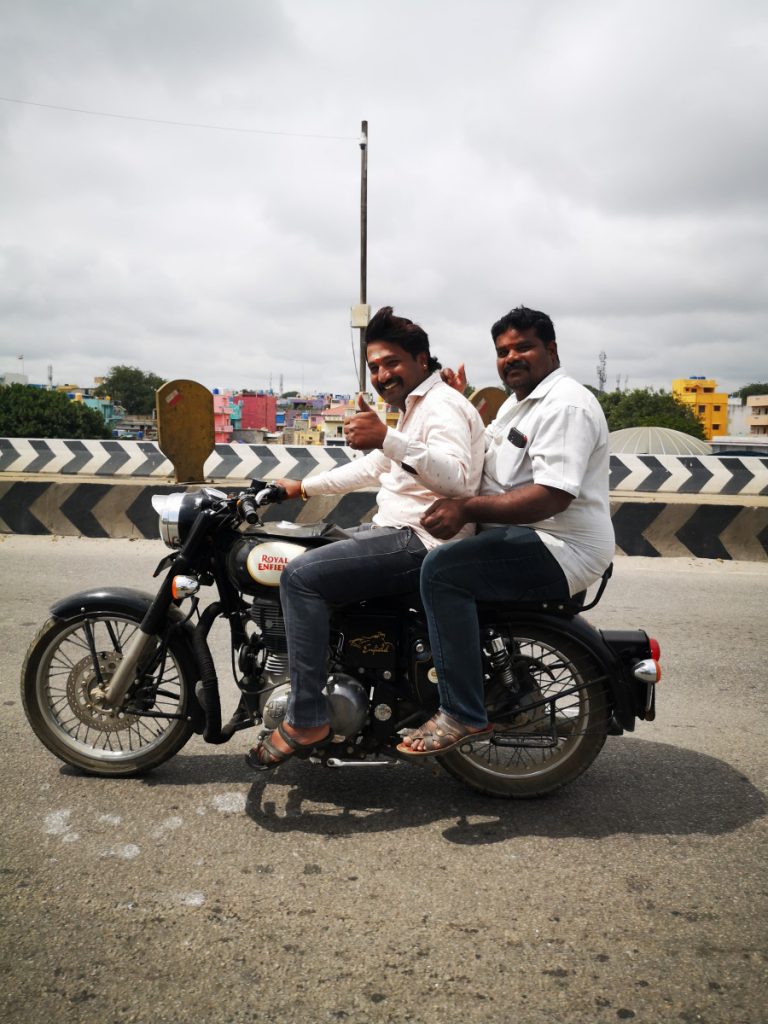 Zwaaiende voorbijgangers in India