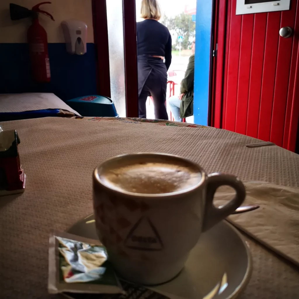 Op tijd binnen voor een warme kop koffie - Fishermen's Trail Op tijd binnen voor een warme kop koffie - Fishermen's Trail
