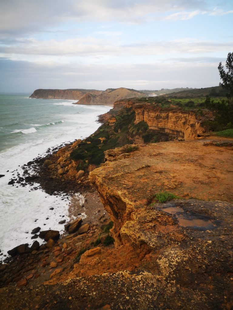 Terugblik naar Burgau vanaf de Fishermen's Trail - Wandelen langs de kust n Portugal Terugblik naar Burgau vanaf de Fishermen's Trail - Wandelen langs de kust n Portugal