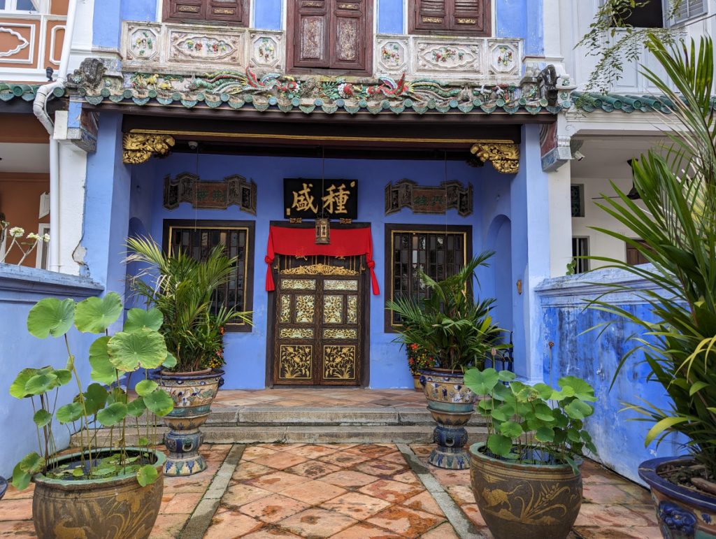 Het mooie blauwe Baba House - Top 25 bezienswaardigheden Singapore - Alles voor een Lang Weekend Singapore Het mooie blauwe Baba House - Reisgids voor Singapore