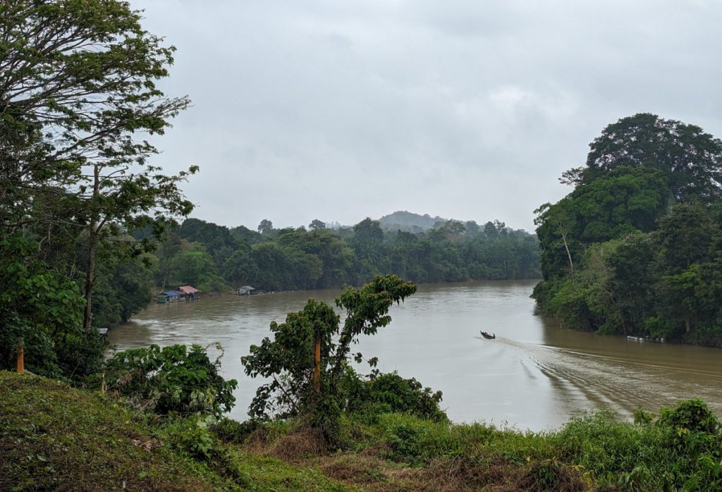 Zicht op de rivier vanaf Kuala Tembeling Jetty - Oudste regenwoud ter wereld Taman Negara Zicht op de rivier vanaf Kuala Tembeling Jetty - Oudste regenwoud ter wereld Taman Negara