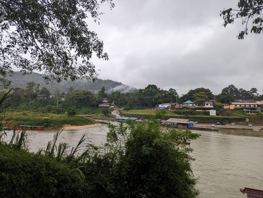 Zicht op Kuala Tahan vanaf de Taman Negara - Mutiara Resort Zicht op Kuala Tahan vanaf de Taman Negara - Mutiara Resort