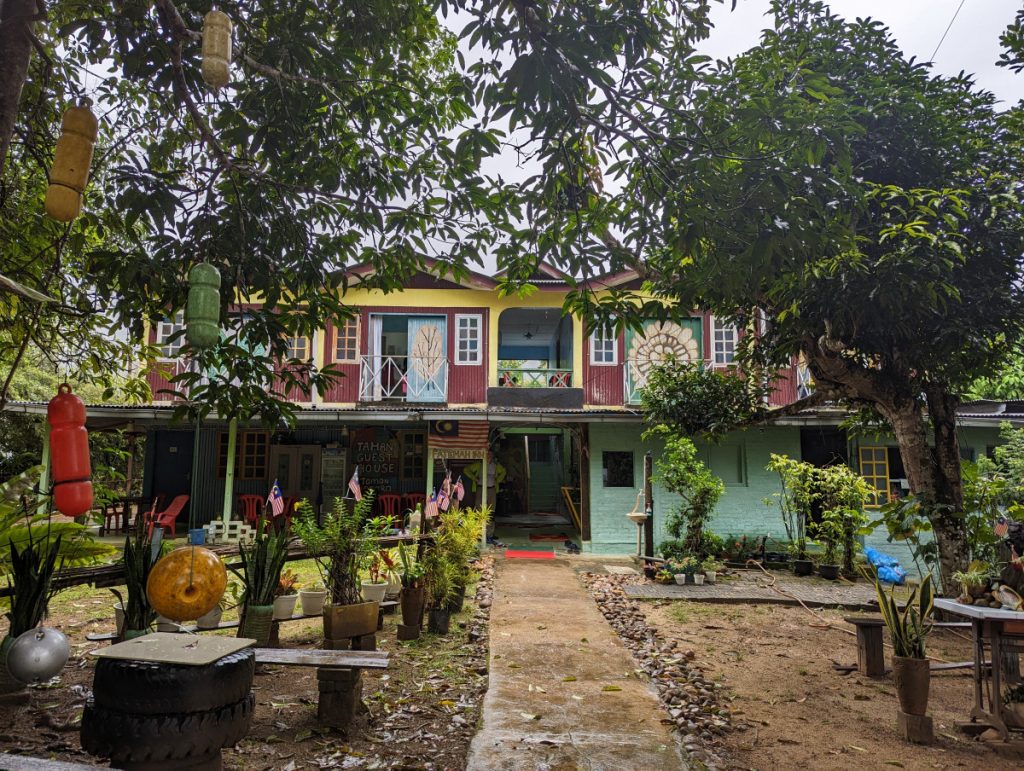 Tahan Guesthouse ziet er wel heel kleurig uit - Oudste regenwoud ter wereld Taman Negara Tahan Guesthouse ziet er wel heel kleurig uit - Oudste regenwoud ter wereld Taman Negara