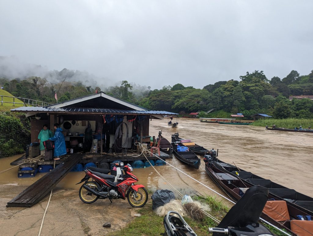 Hoog water bij Kuala Tahan, Taman Negara