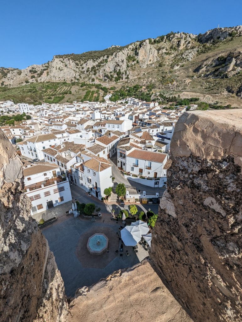 Zuheros gezien vanaf het kasteel - Andalusië - Sierra Subbetica Zuheros gezien vanaf het kasteel - Andalusië - Sierra Subbetica