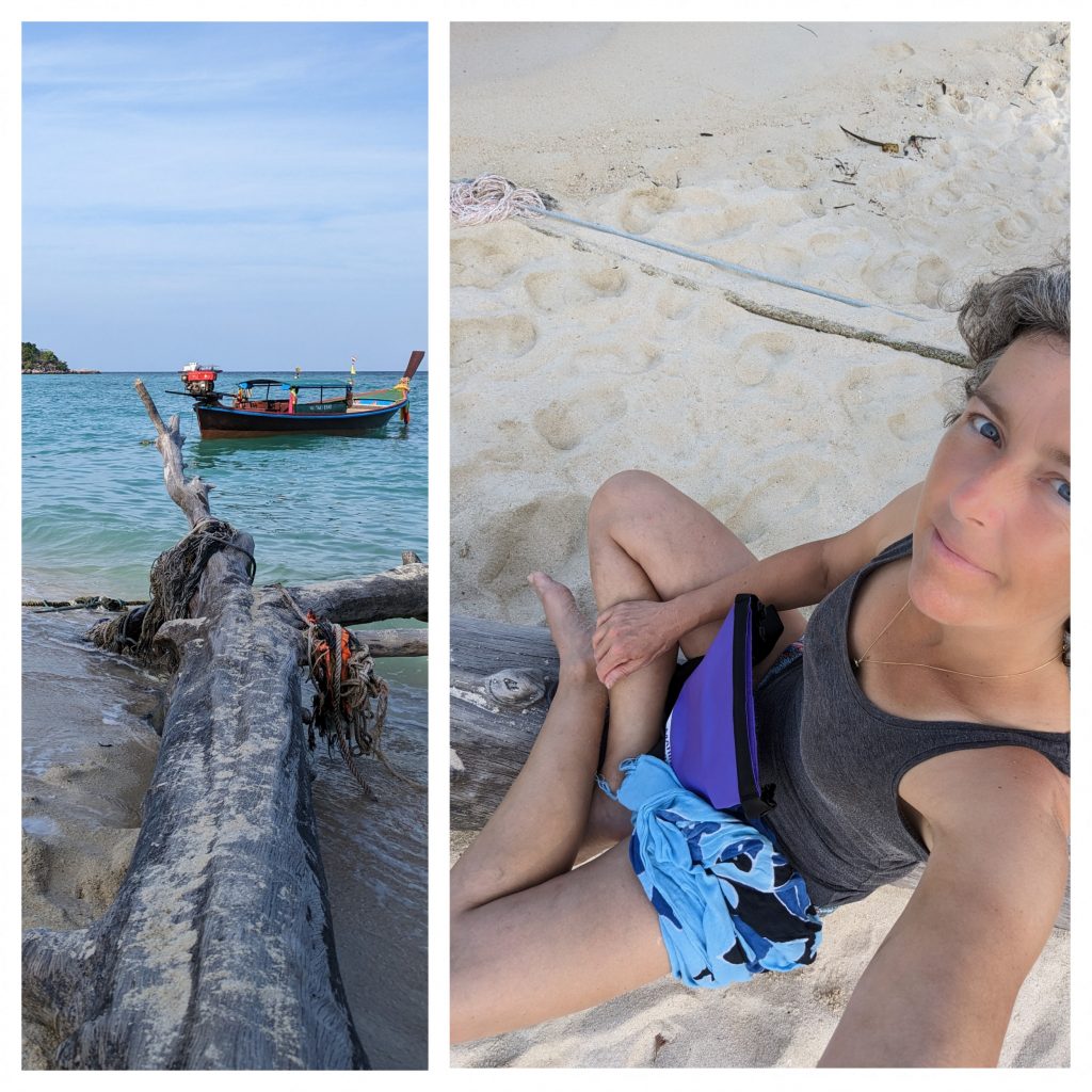 Relaxen op een boomstam op Sunrise Beach - Koh Lipe, Thailand Relaxen op een boomstam op Sunrise Beach - Koh Lipe, Thailand