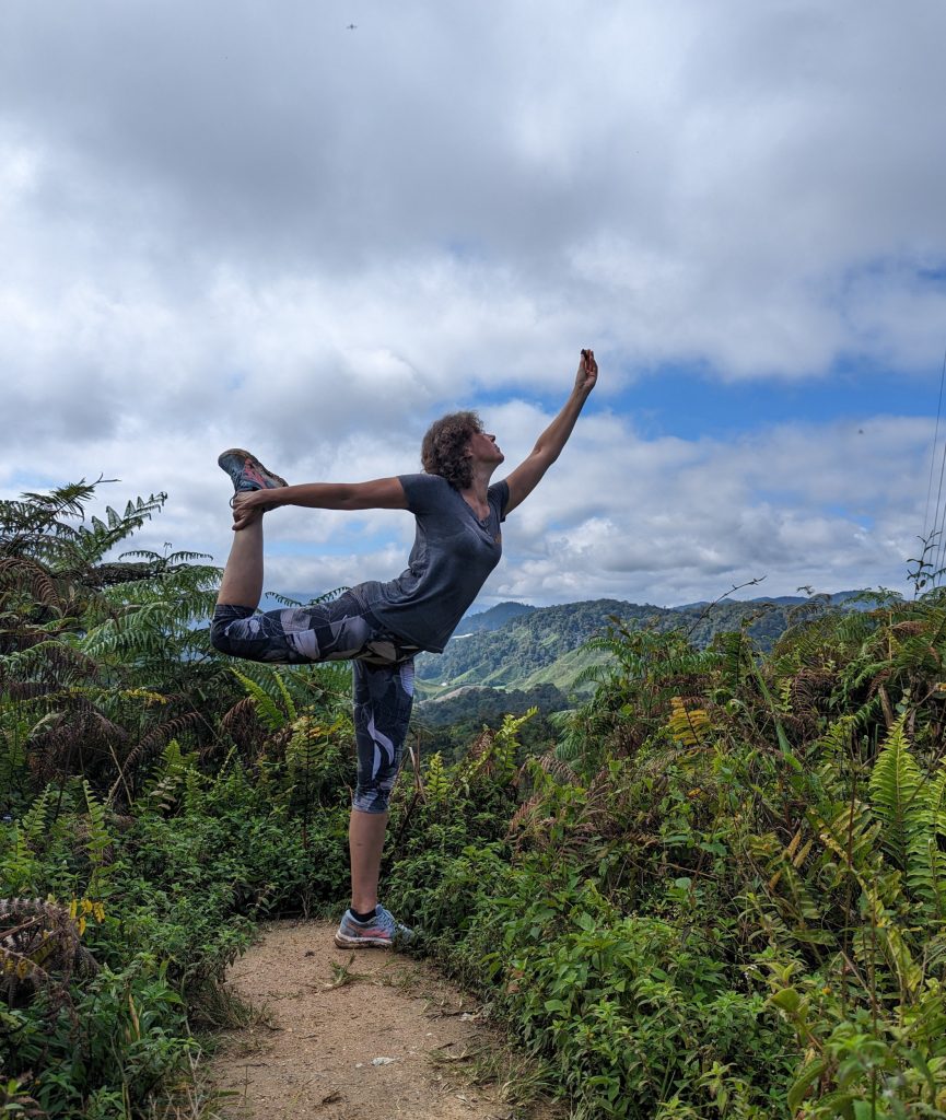 Yoga pose tussen de theeplantages - Maleisië Yoga pose tussen de theeplantages - Maleisië
