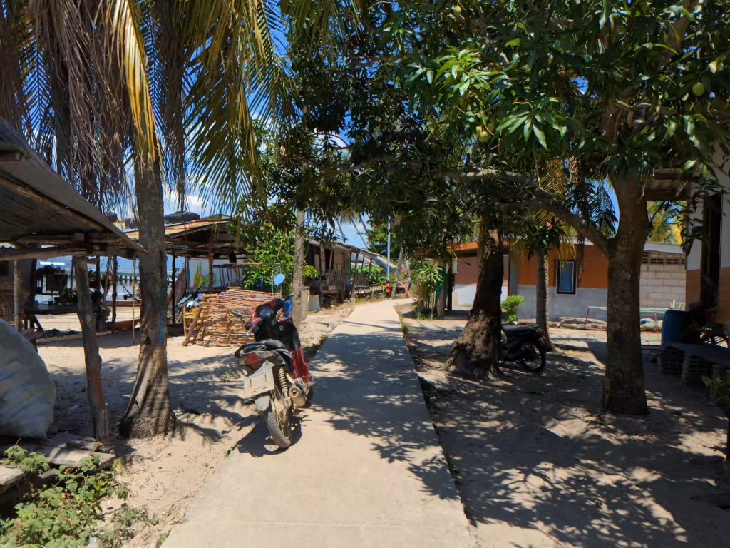 Door het lokale dorp op Koh Mook wandelen - Thailand