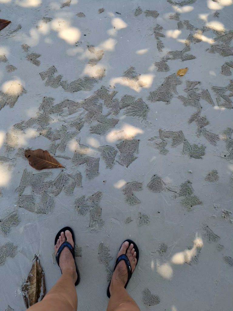Wandelen op het strand van Koh Mook - Thailand